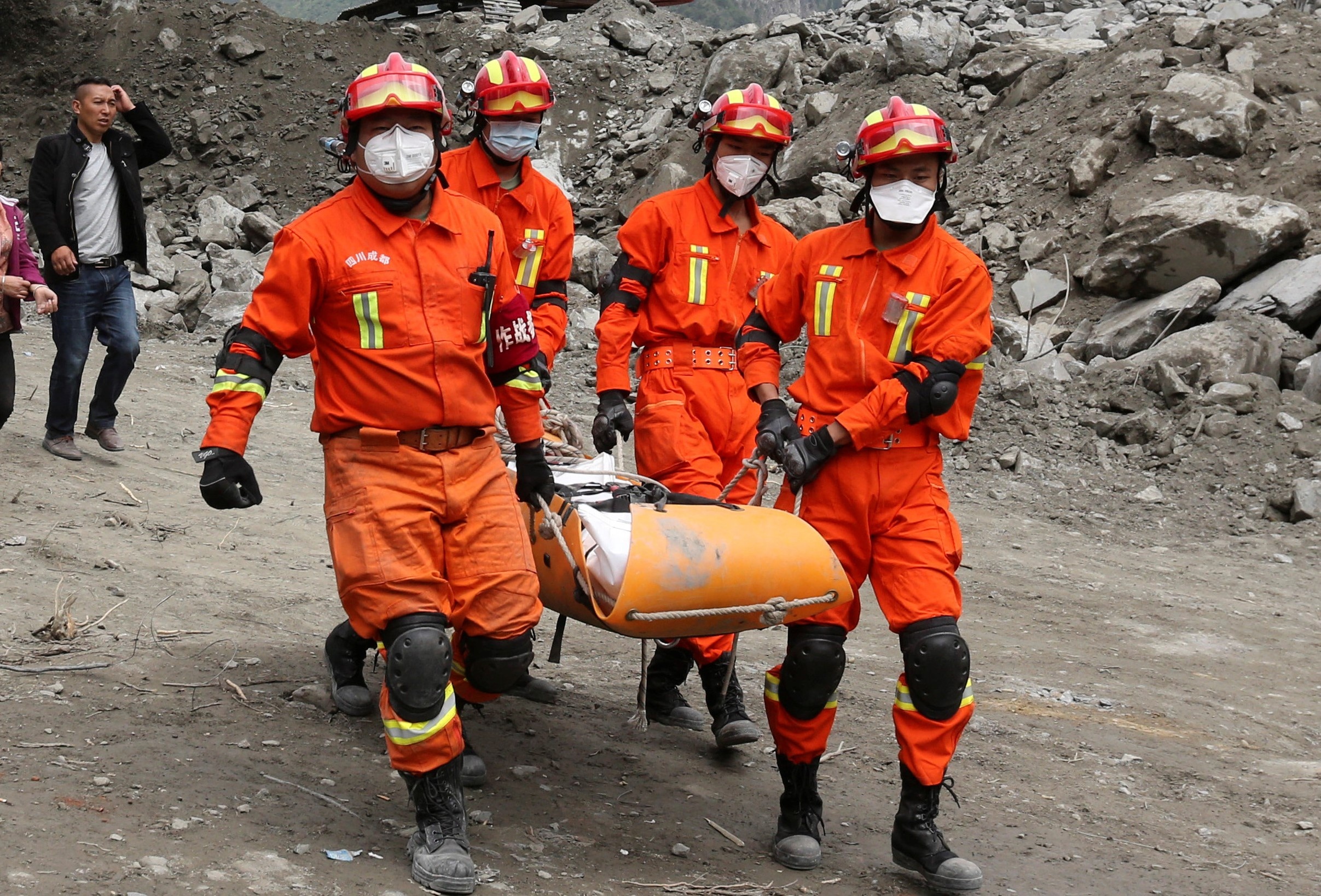 Lo ngai lo dat kep, Trung Quoc yeu cau linh cuu ho roi hien truong hinh anh