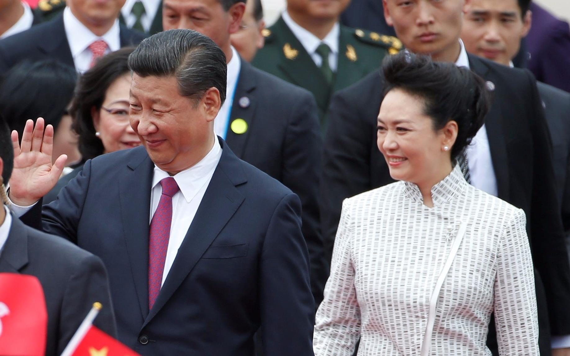 Ong Tap Can Binh bat dau chuyen tham Hong Kong hinh anh