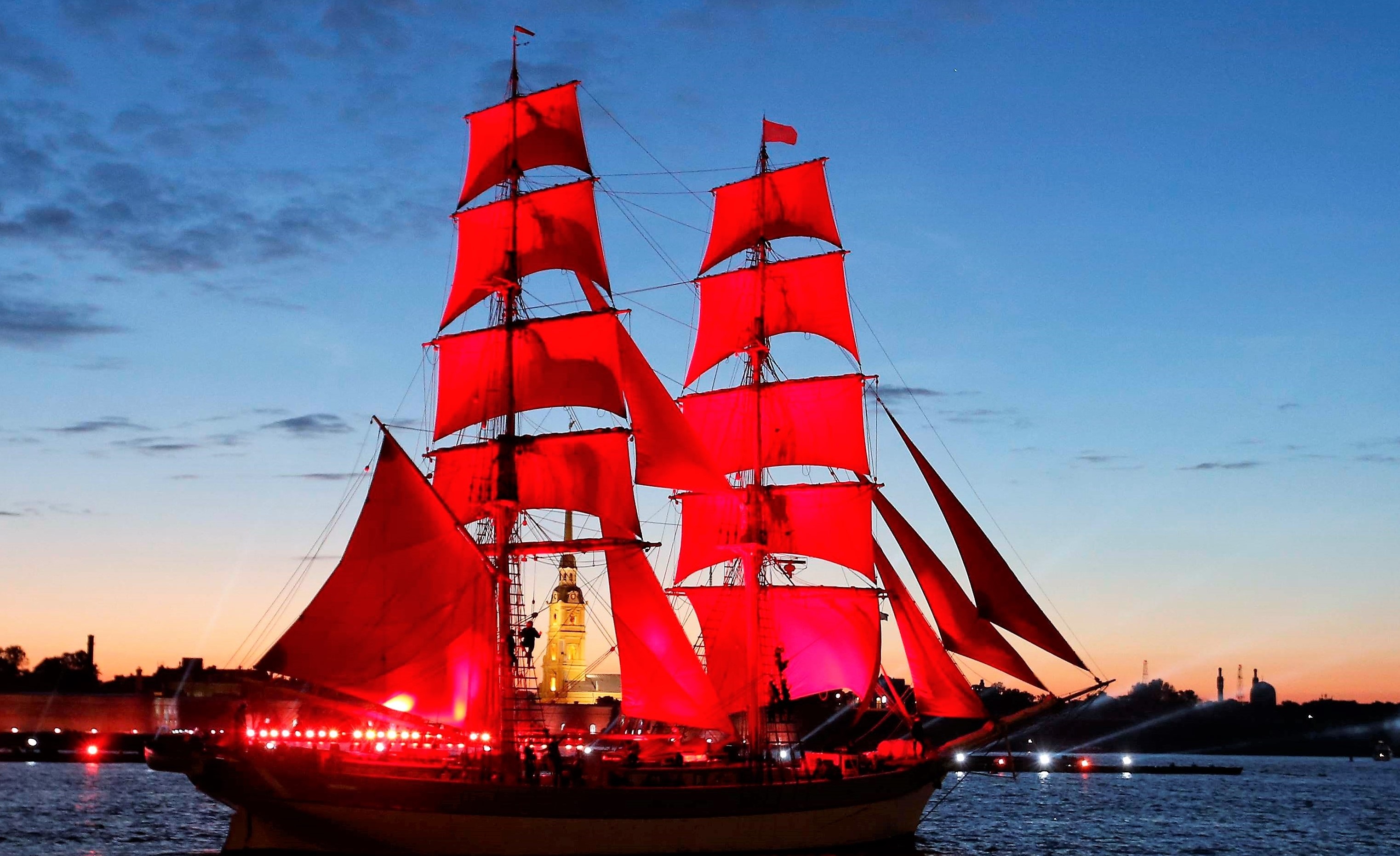 Canh canh buom do xuyen dem trang vao top anh tuan hinh anh