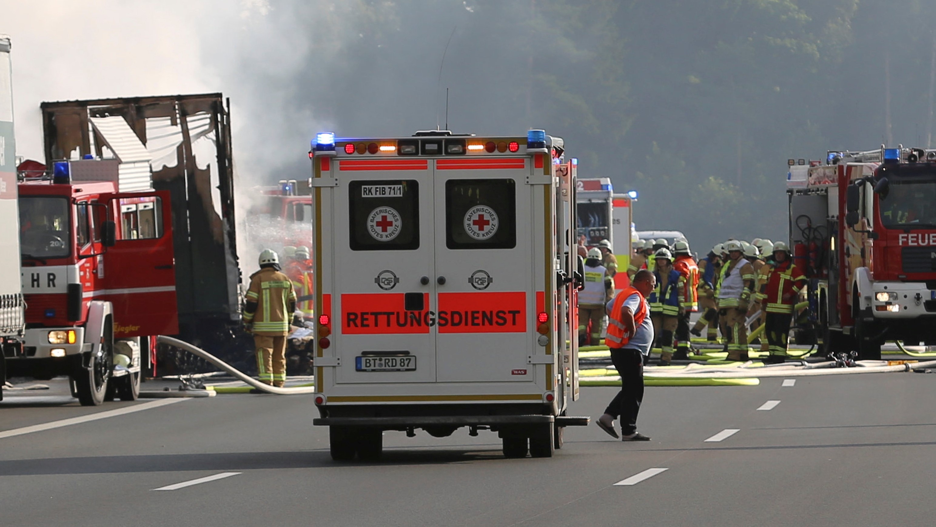 Xe buyt Duc bi thieu rui sau va cham, 17 nguoi mat tich hinh anh