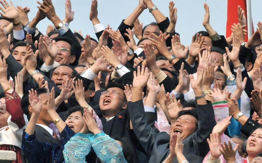 Nguoi Trieu Tien vui suong nhan tin phong ten lua thanh cong hinh anh