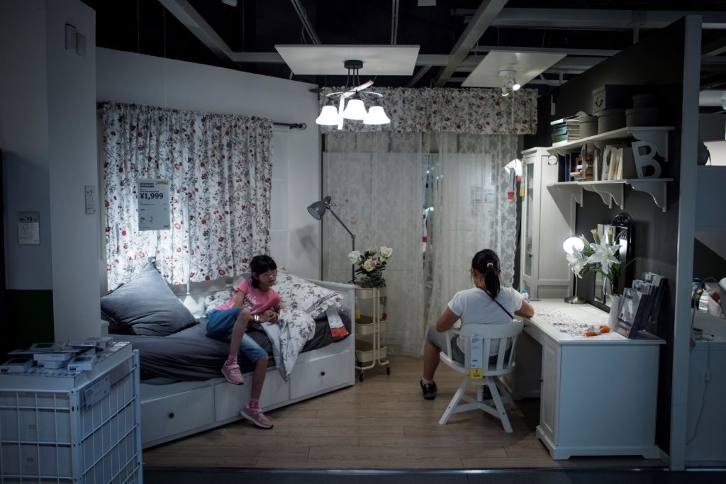 dan Trung Quoc ra sieu thi noi that ngu nho anh 8