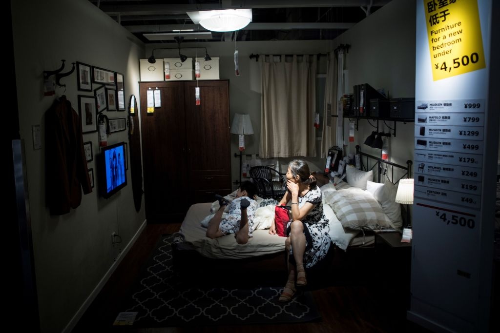 dan Trung Quoc ra sieu thi noi that ngu nho anh 1