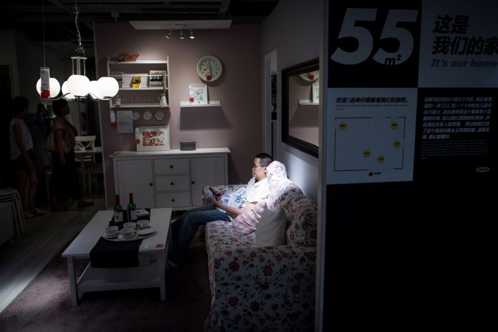 dan Trung Quoc ra sieu thi noi that ngu nho anh 4