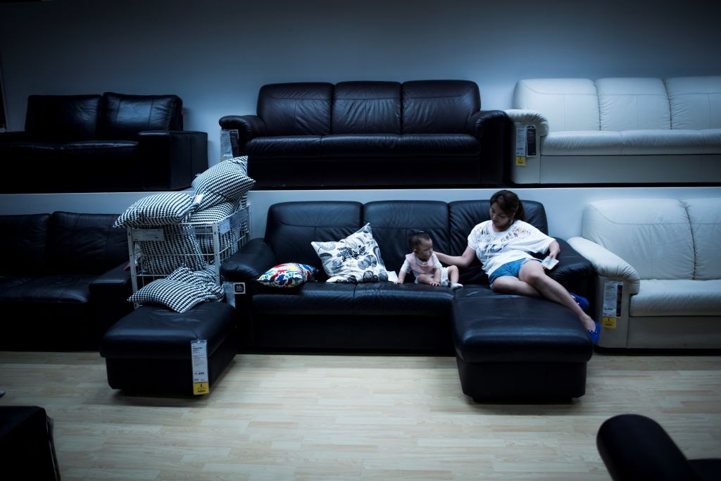 dan Trung Quoc ra sieu thi noi that ngu nho anh 5