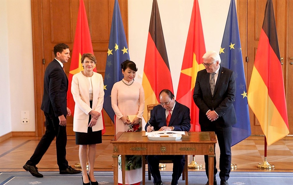 Thu tuong ky so vang tai Phu tong thong Duc anh 4