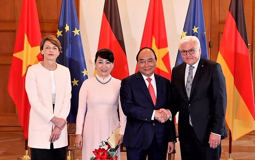 Thu tuong Nguyen Xuan Phuc ky so vang tai Phu tong thong Duc hinh anh