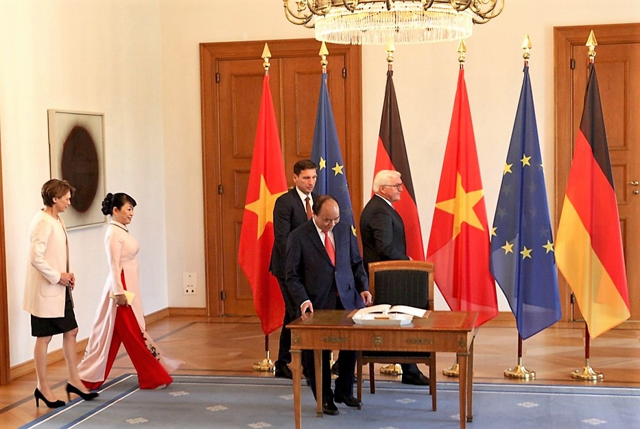 Thu tuong ky so vang tai Phu tong thong Duc anh 3