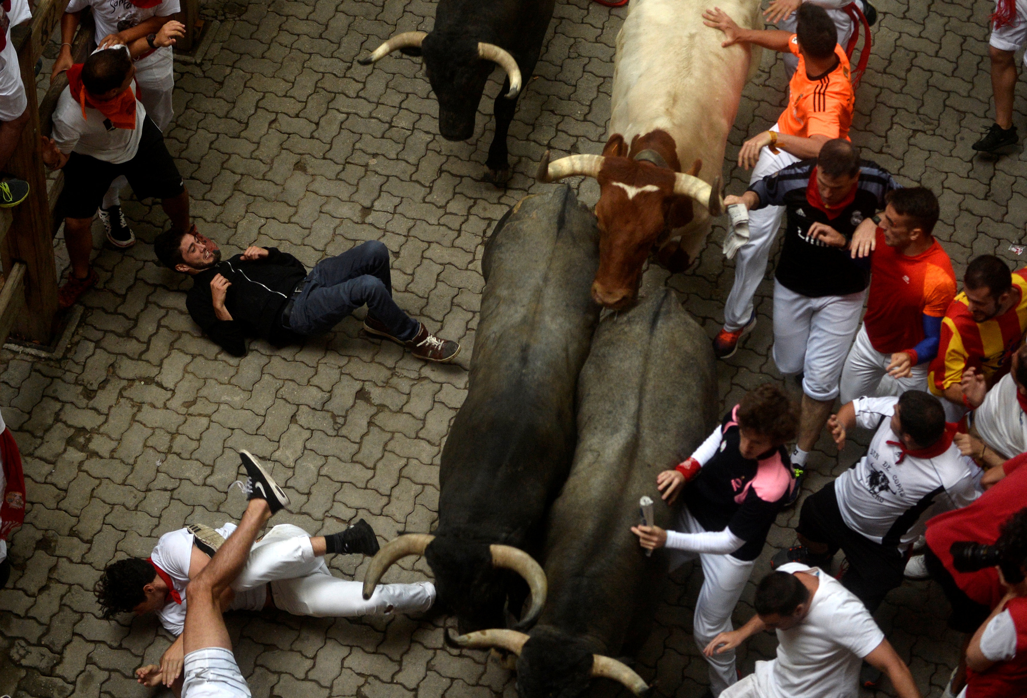 Nan nhan bi bo tot dam nam song soai giua duong hinh anh