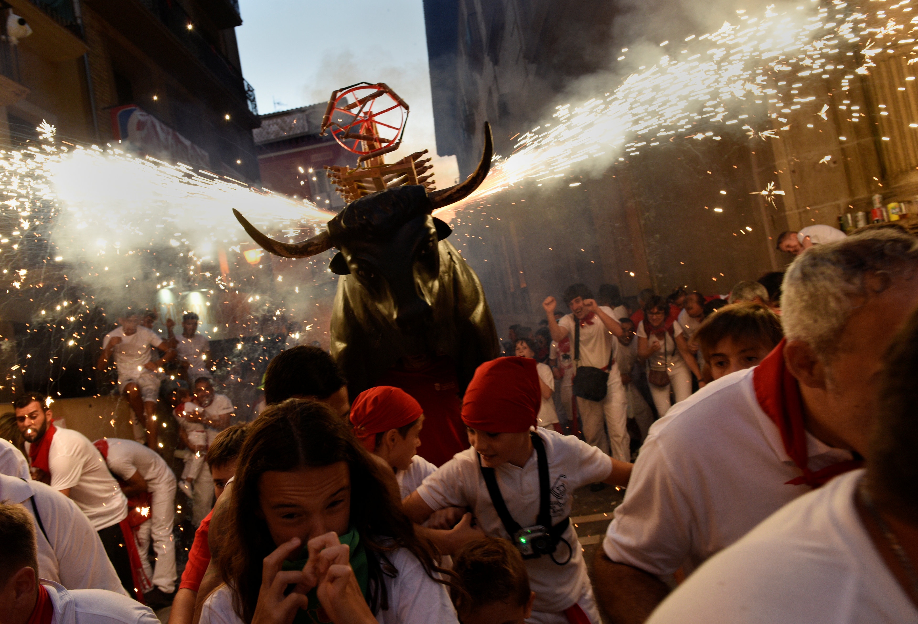 5 nguoi bi bo tot tan cong trong le hoi o Tay Ban anh 9