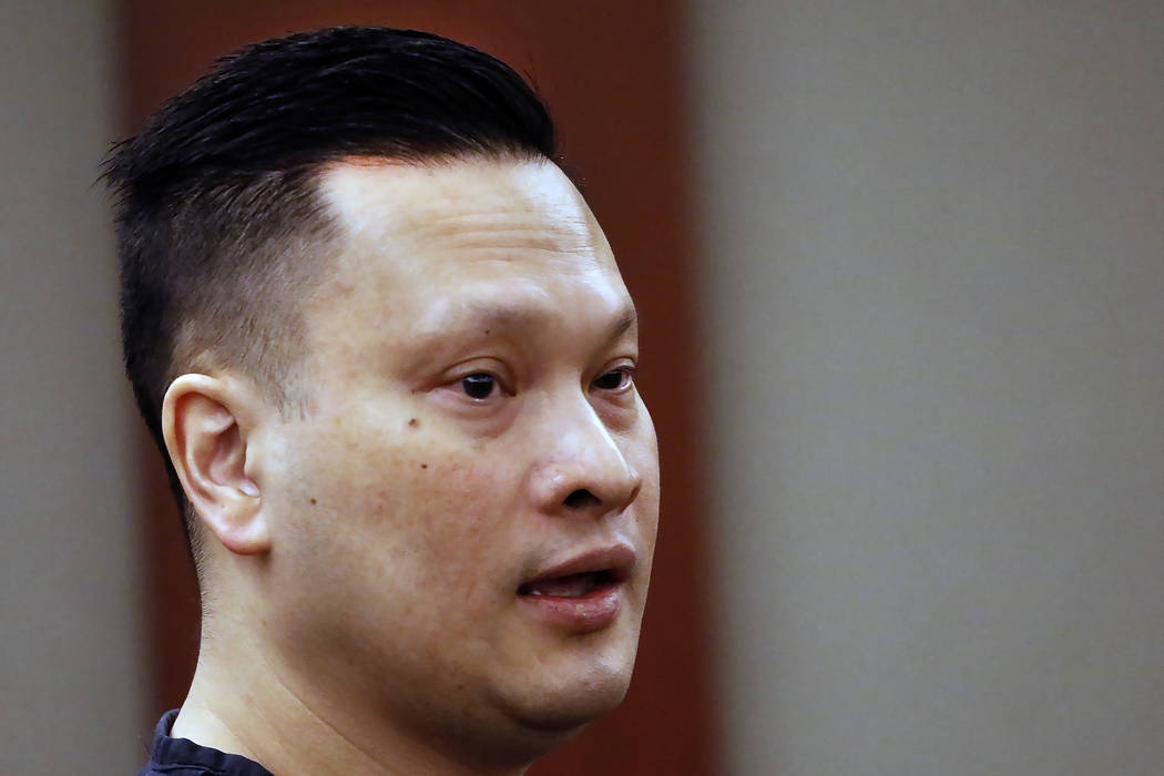 Bac si goc Viet di tu vi chuoc thuoc va hiep dam benh nhan hinh anh