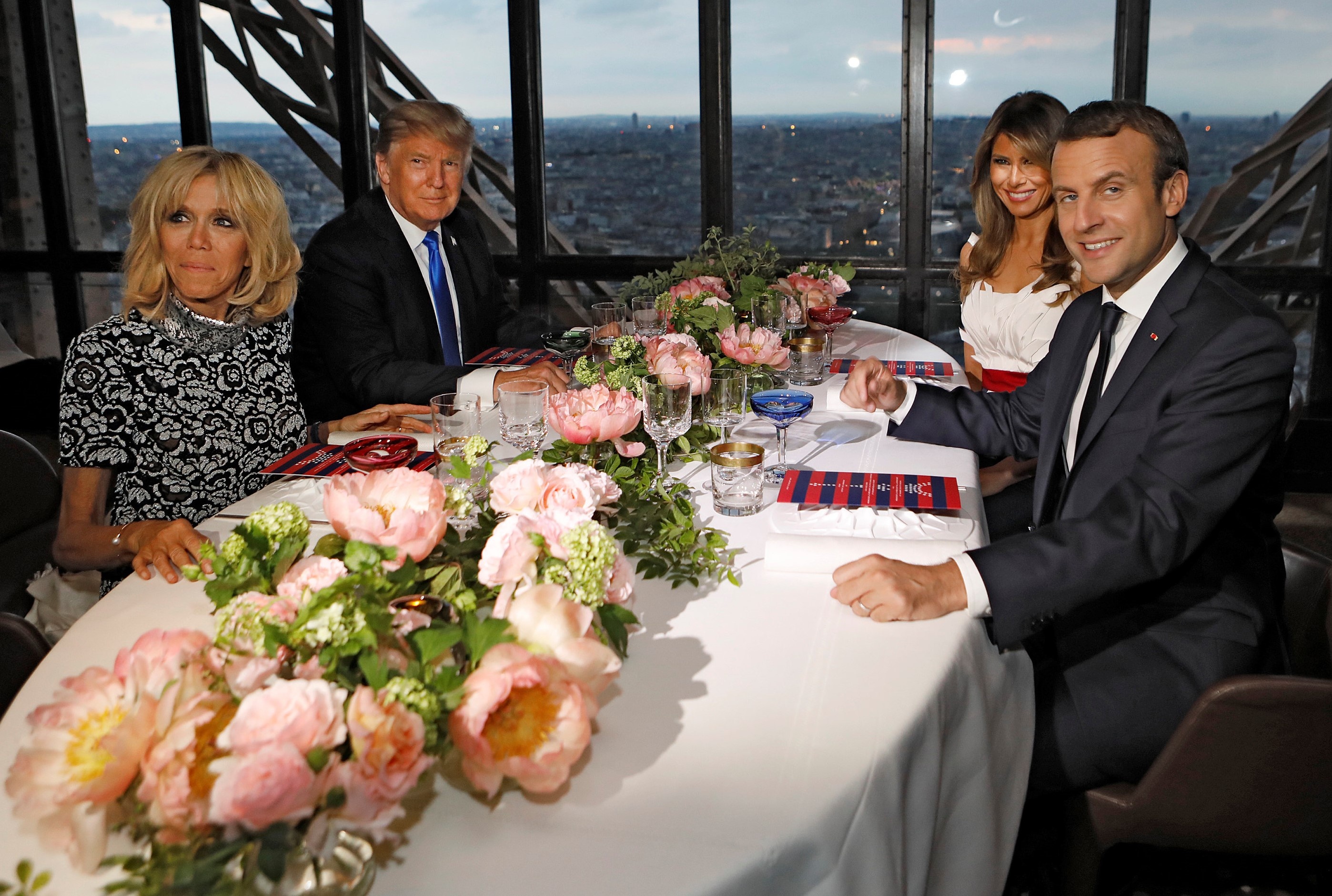 Bua toi thuong hang tren thap Eiffel cua tong thong Phap, My hinh anh