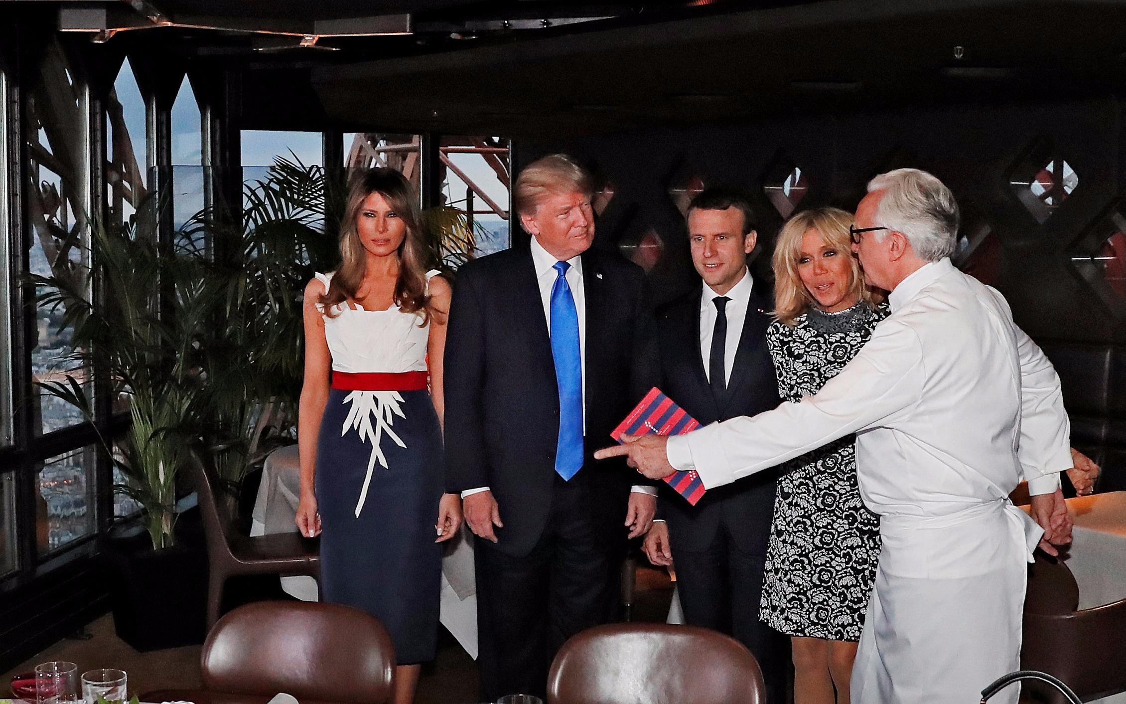 Ong Trump va ong Macron vui ve tro chuyen trong bua toi hinh anh