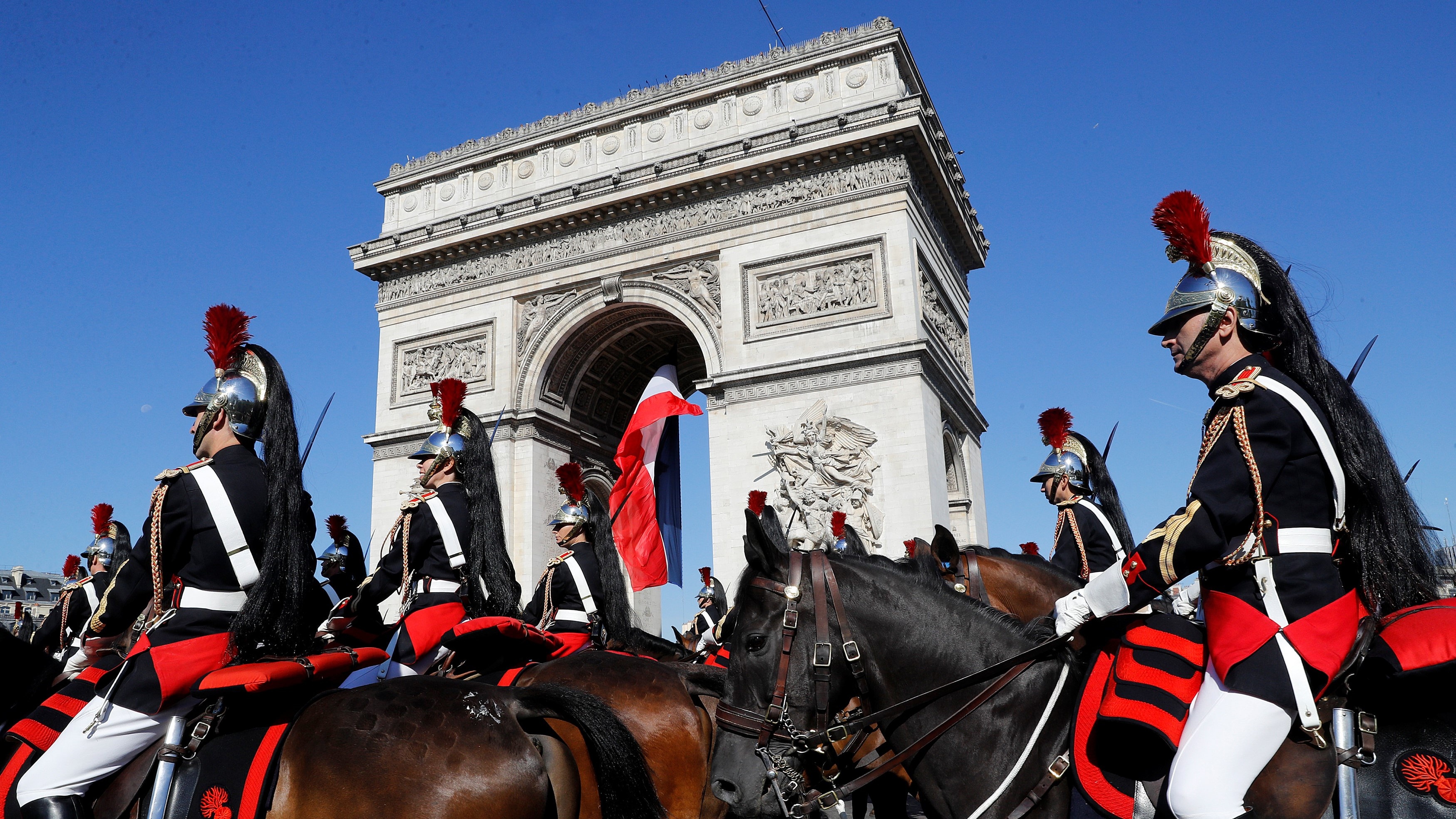 Doi ky ma dan dau doan xe tong thong Phap tai Khai Hoan Mon hinh anh