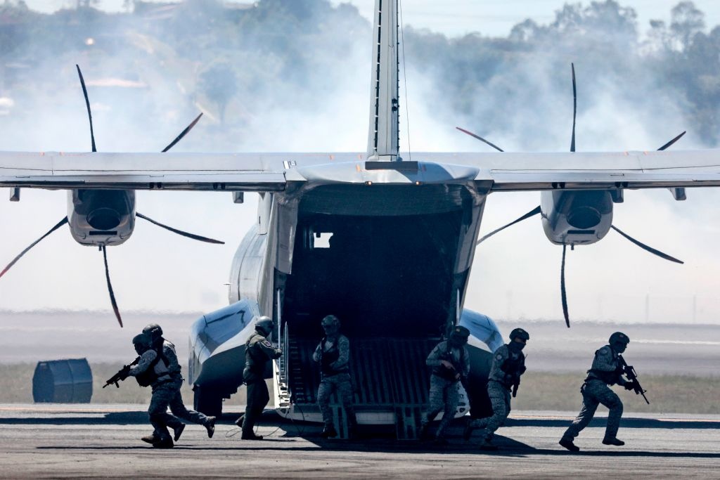 Cuong kich Brazil nhao lon tren bau troi Colombia anh 2