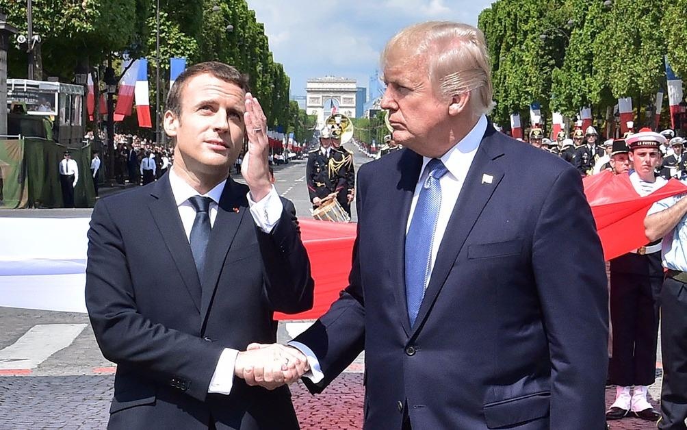 Nhung man bat tay 'kinh dien' cua Tong thong Trump hinh anh