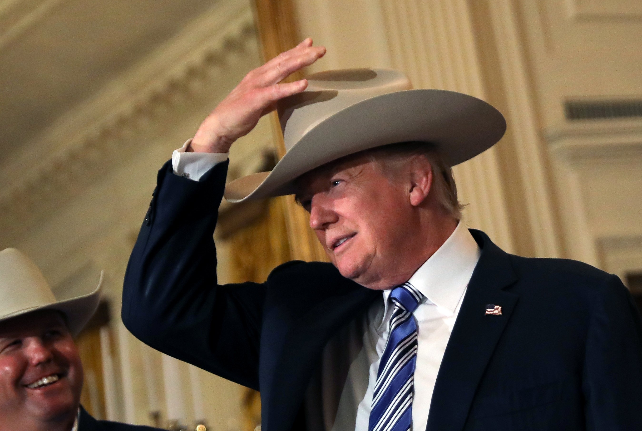 Tong thong Trump doi mu cao boi gioi thieu hang hoa My hinh anh