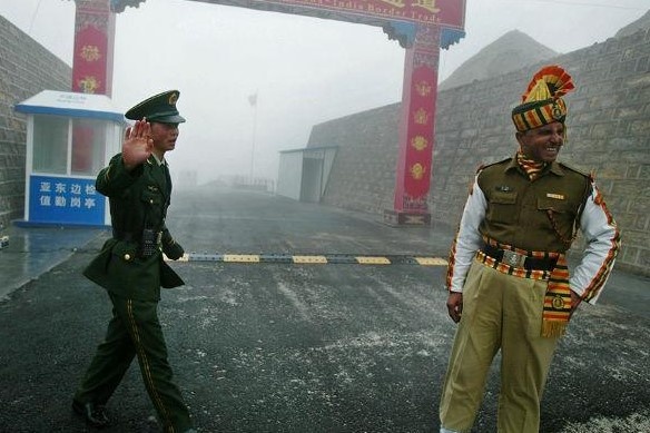 Hashtag tuan qua: Cang thang Trung - An bao trum Himalaya hinh anh