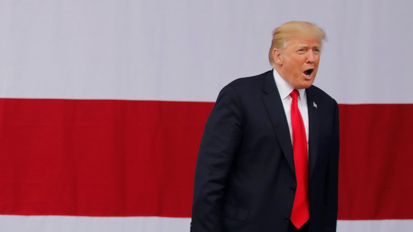 Ong Trump tranh thu mia mai Obama trong luc phat bieu hinh anh