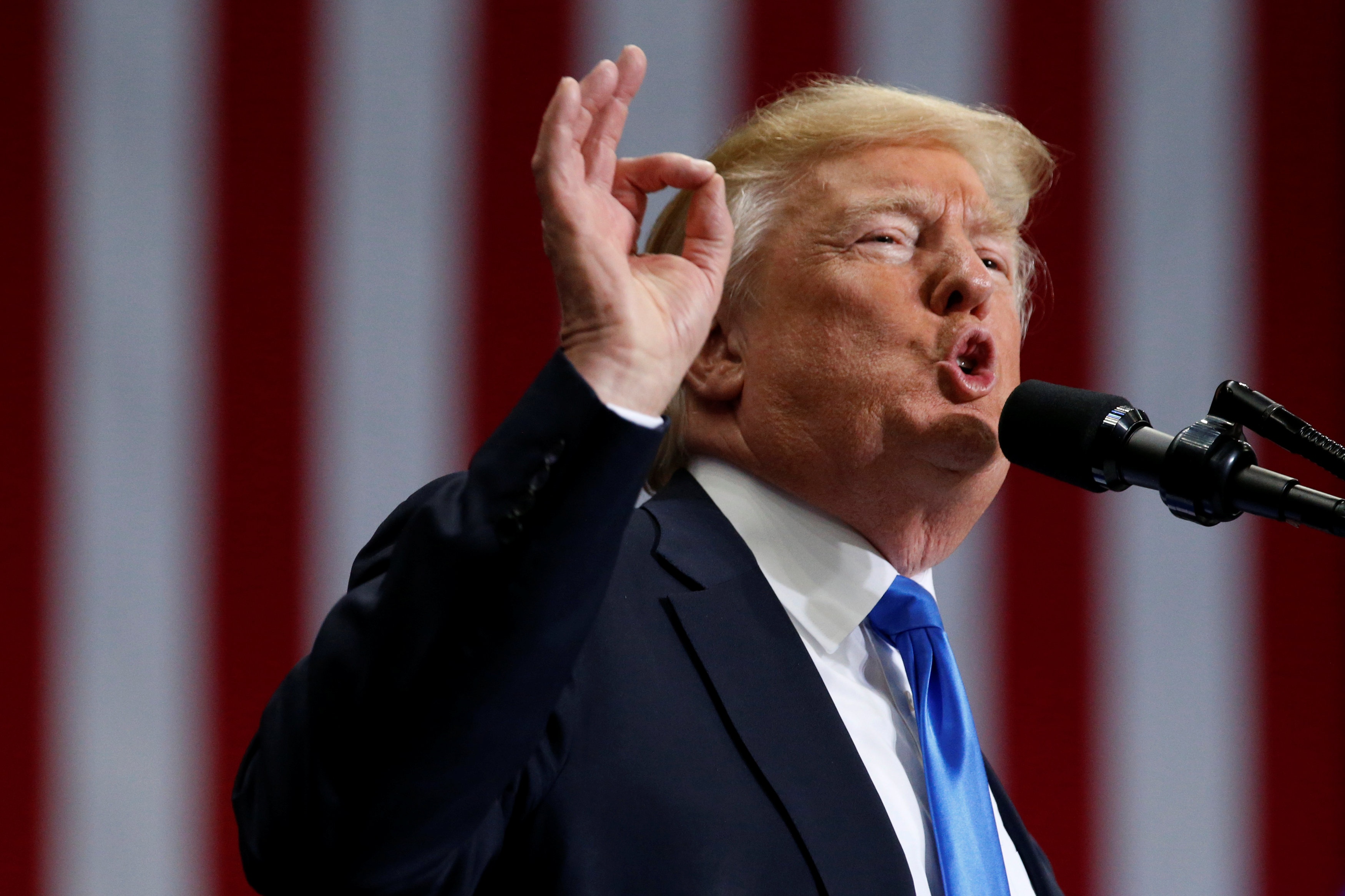 Tong thong Trump cam nguoi chuyen gioi phuc vu trong quan doi hinh anh