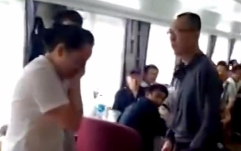 Bi giam vi hanh hung nhan vien phuc vu tau o Trung Quoc hinh anh