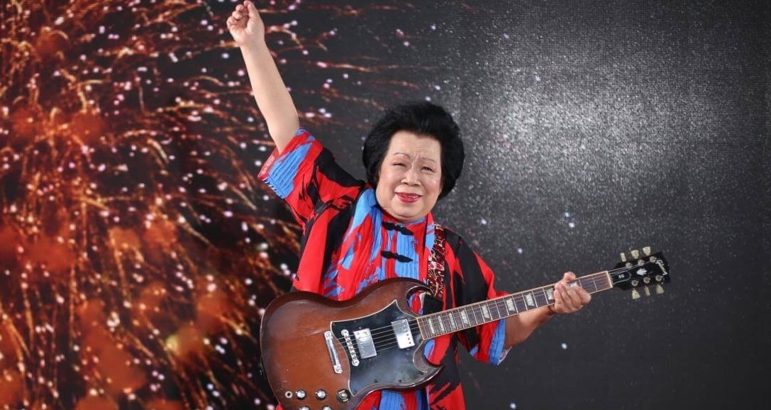 Nu rocker 81 tuoi chinh phuc nguoi dan quoc dao Singapore hinh anh