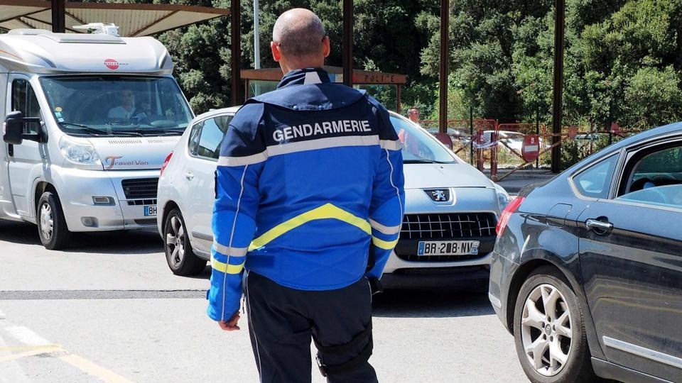 Ôtô lao vào bến xe buýt ở Pháp ảnh 1 Oto lao vao ben xe buyt o Phap anh 1