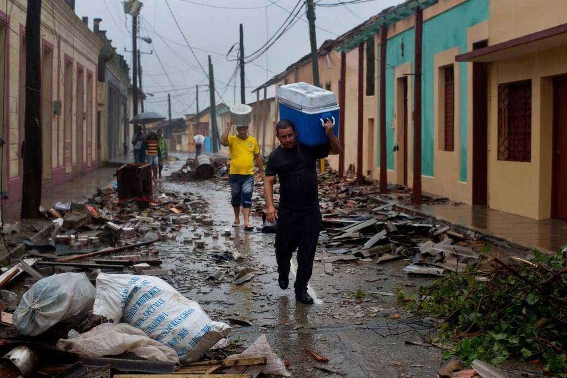 Dân Cuba sẵn sàng xuống hầm tránh siêu bão Irma ảnh 1 Dan Cuba san sang xuong ham tranh sieu bao Irma anh 1