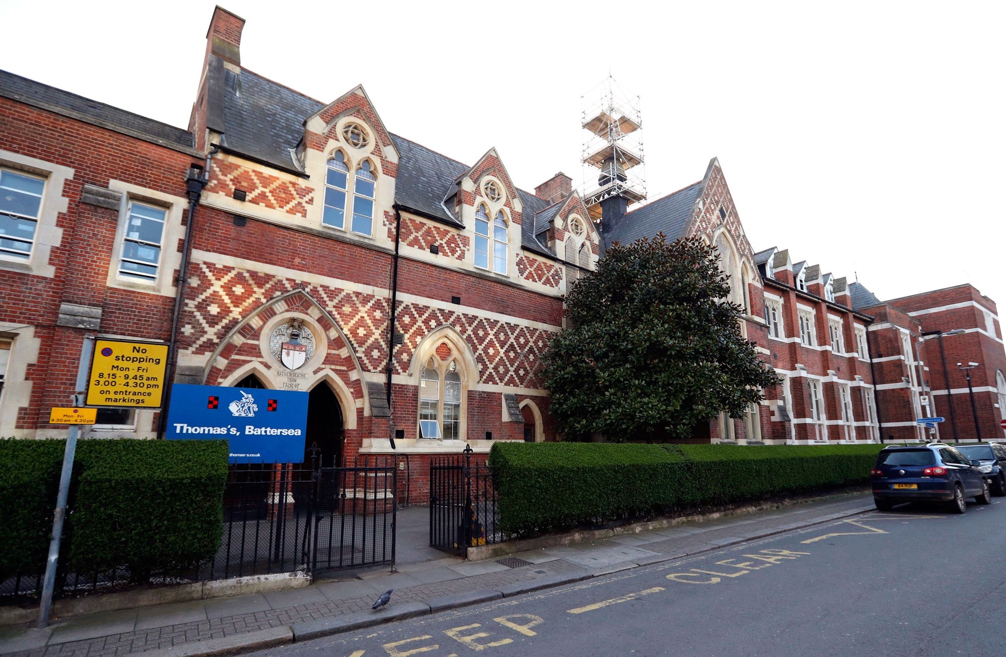 Tieu hoang tu Anh ben len trong ngay dau di hoc anh 4