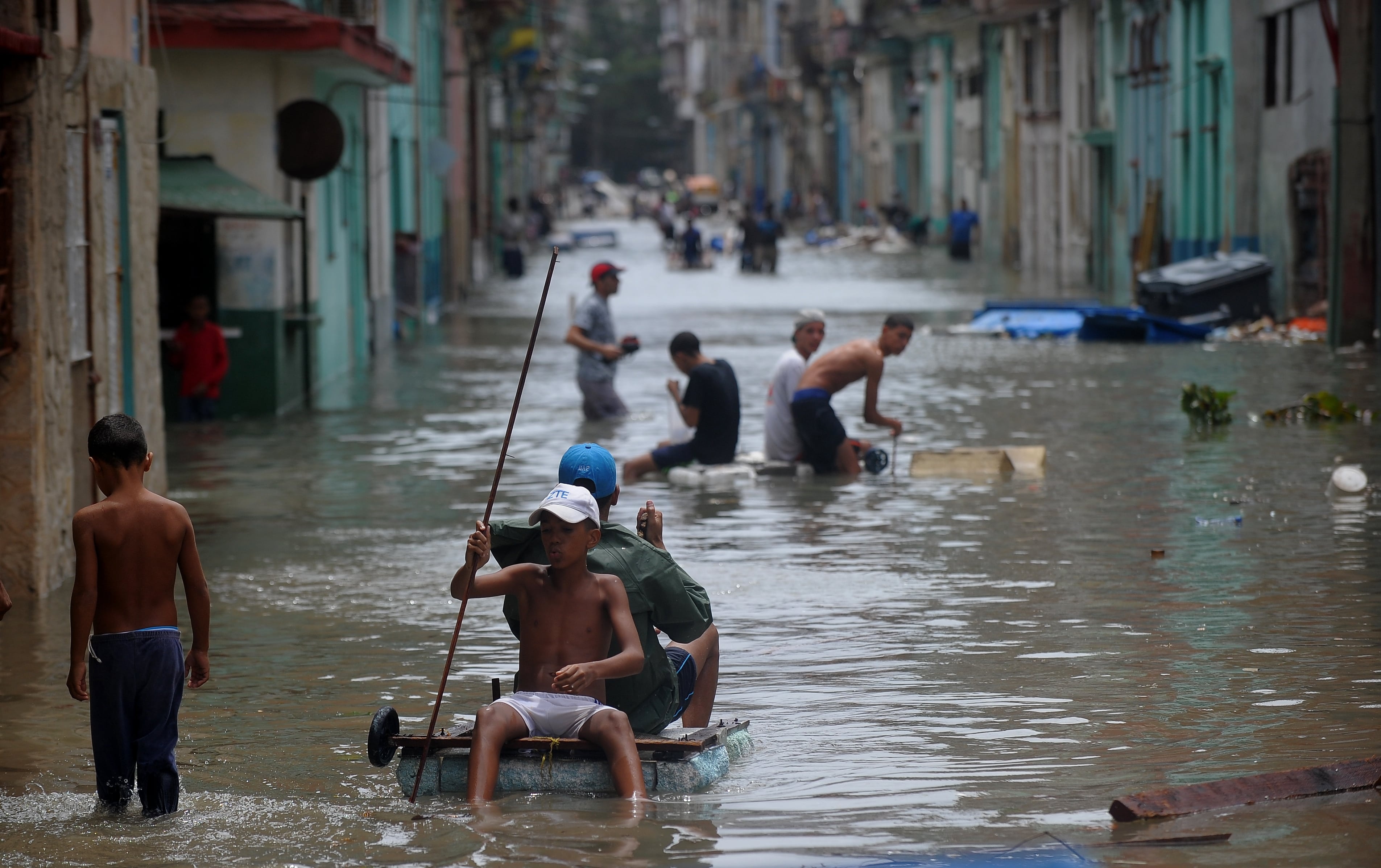Thu do cua Cuba chim trong bien nuoc sau sieu bao anh 11