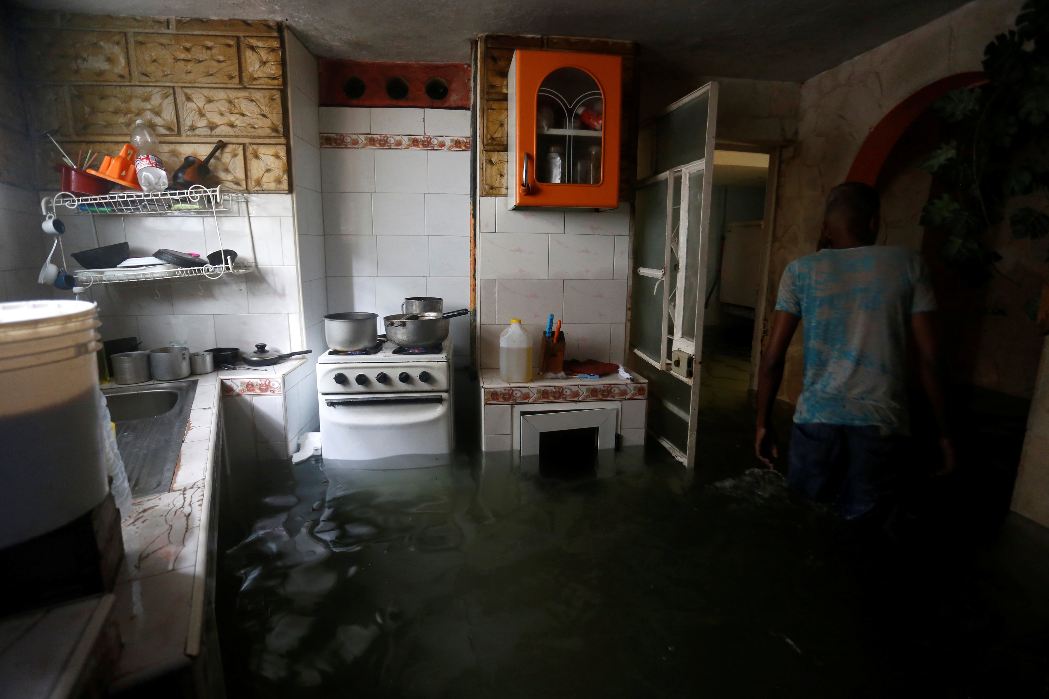 Thu do cua Cuba chim trong bien nuoc sau sieu bao anh 12