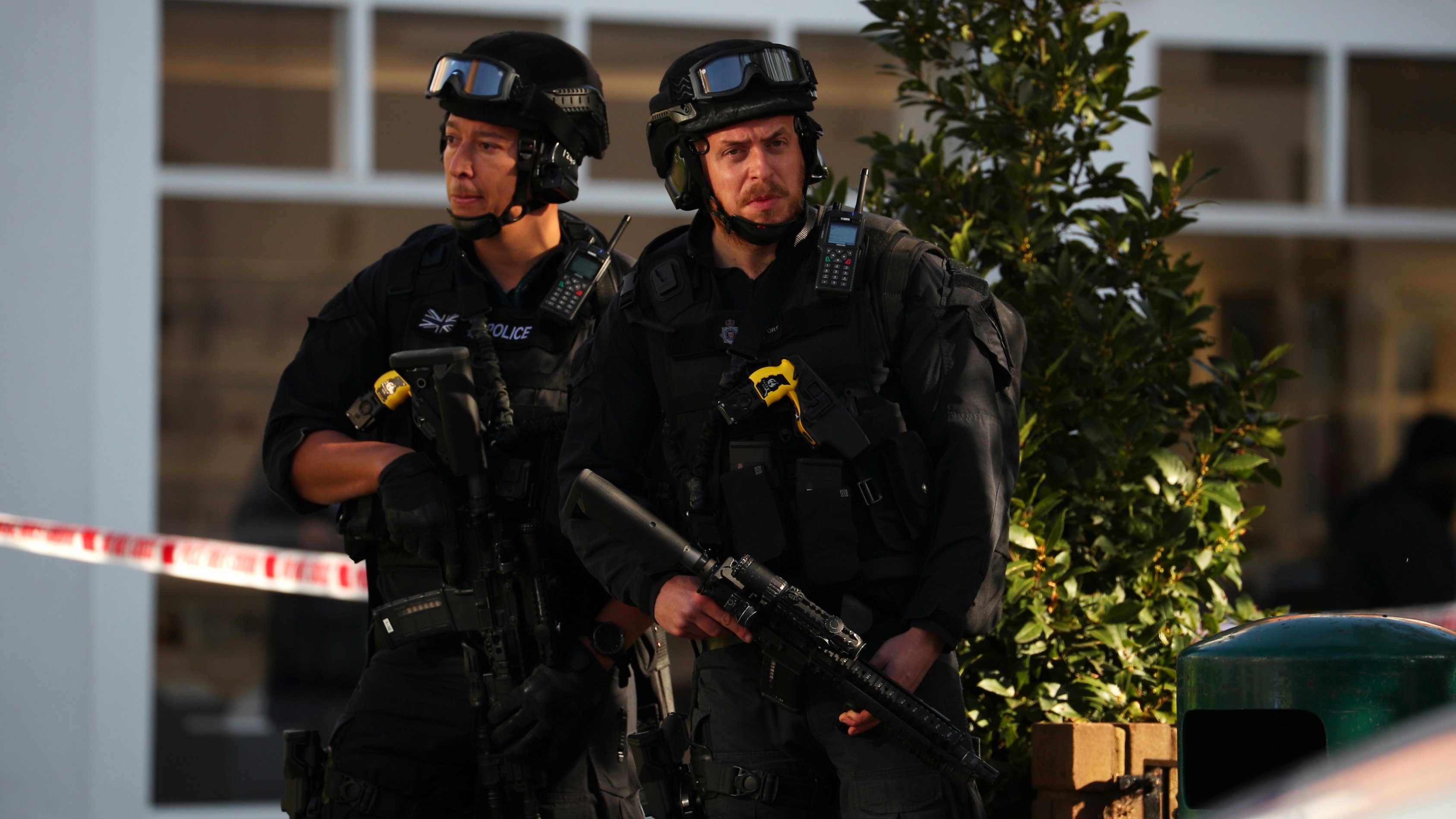 Canh sat bo rap hien truong vu no o tau dien ngam London hinh anh