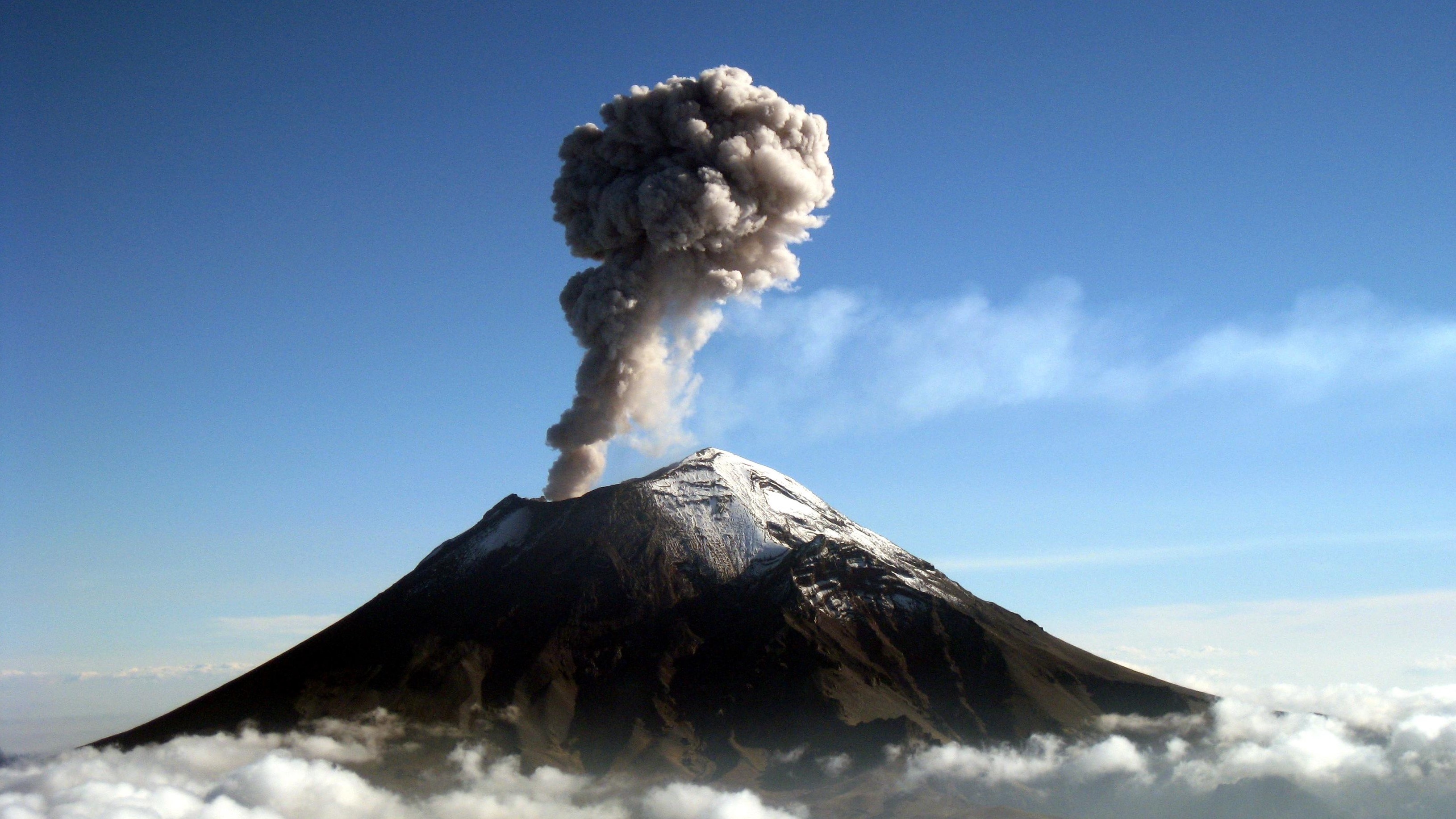 Nui lua o Mexico thuc giac sau 2 tran dong dat lien tiep hinh anh