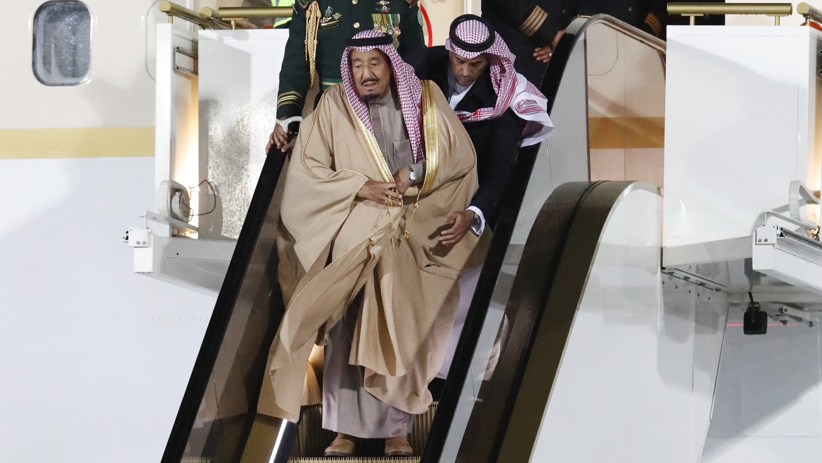 Thang may ma vang bi hong, Vua Salman di bo xuong may bay hinh anh