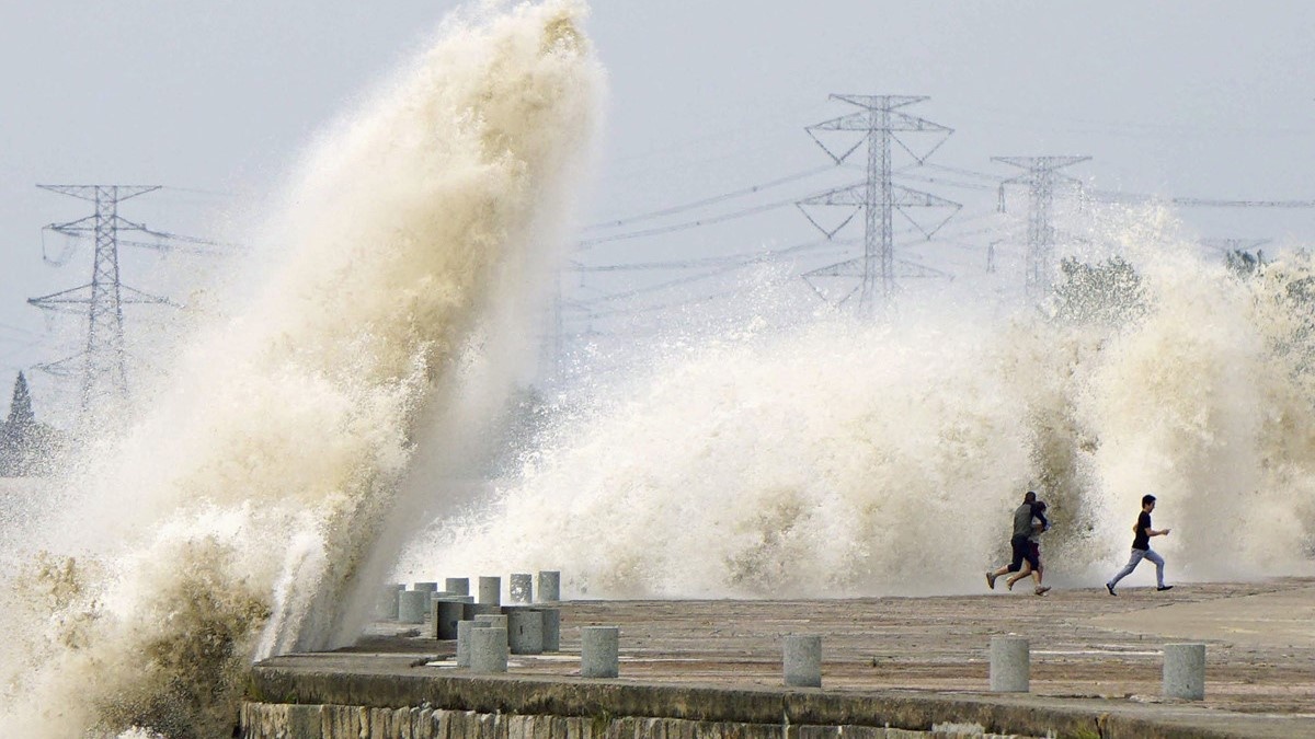 Nguoi Trung Quoc do xo ngam song trieu song Tien Duong hinh anh