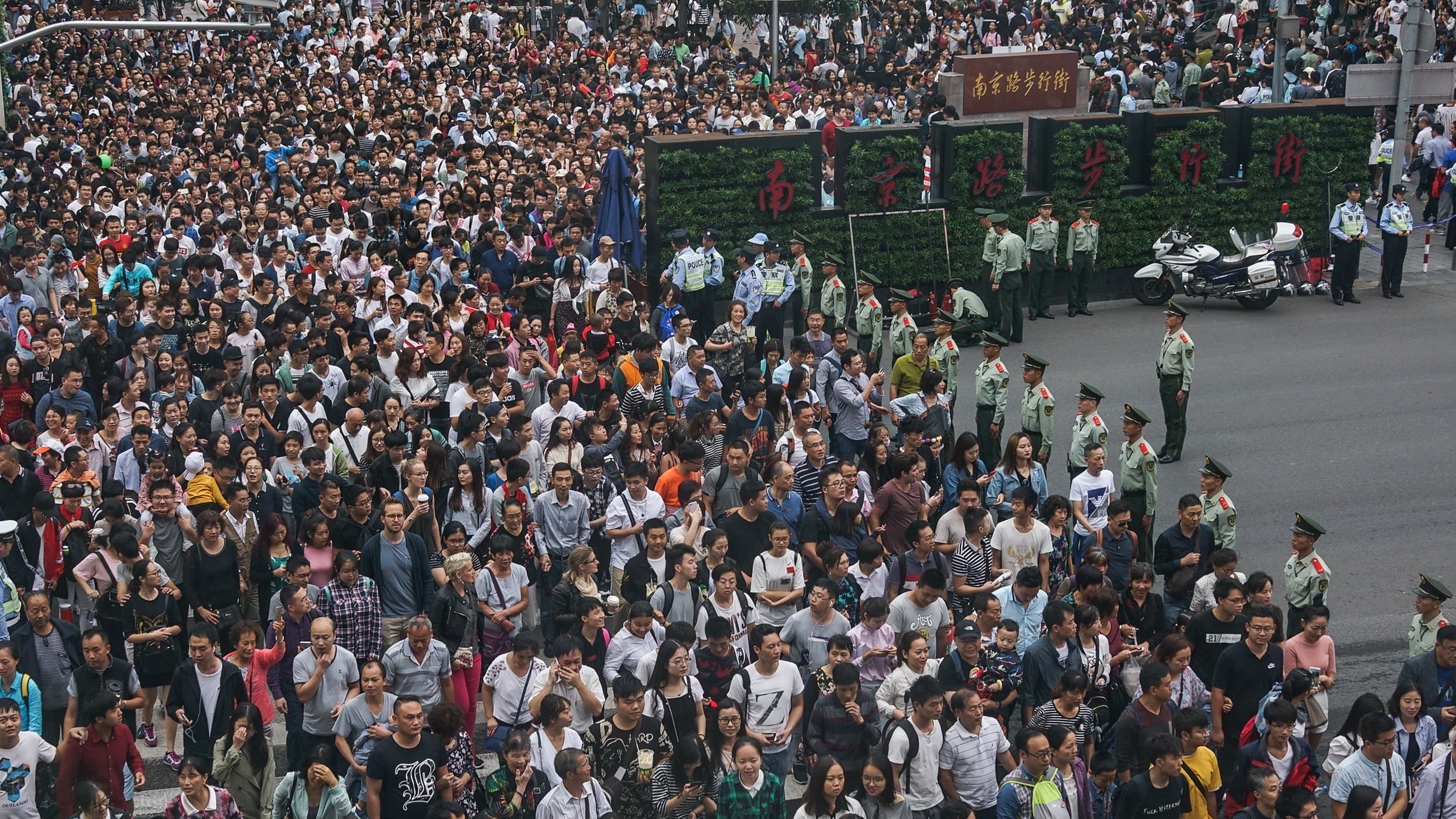 Khach Trung Quoc chen chan di du lich trong 'Tuan le Vang' hinh anh