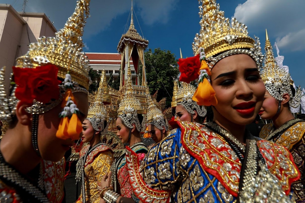 Nguoi Thai gap rut chuan bi cho le hoa tang Vua Bhumibol hinh anh