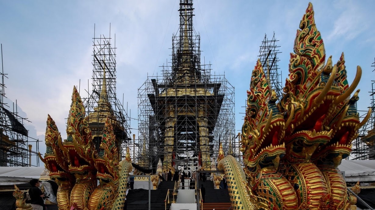 Nguoi Thai chuan bi cho le hoa tang Vua Bhumibol hinh anh