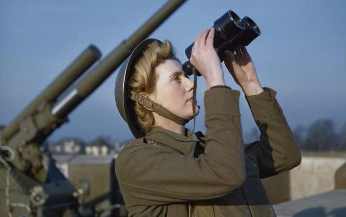 Nhung buc anh mau hiem hoi ve The chien II hinh anh