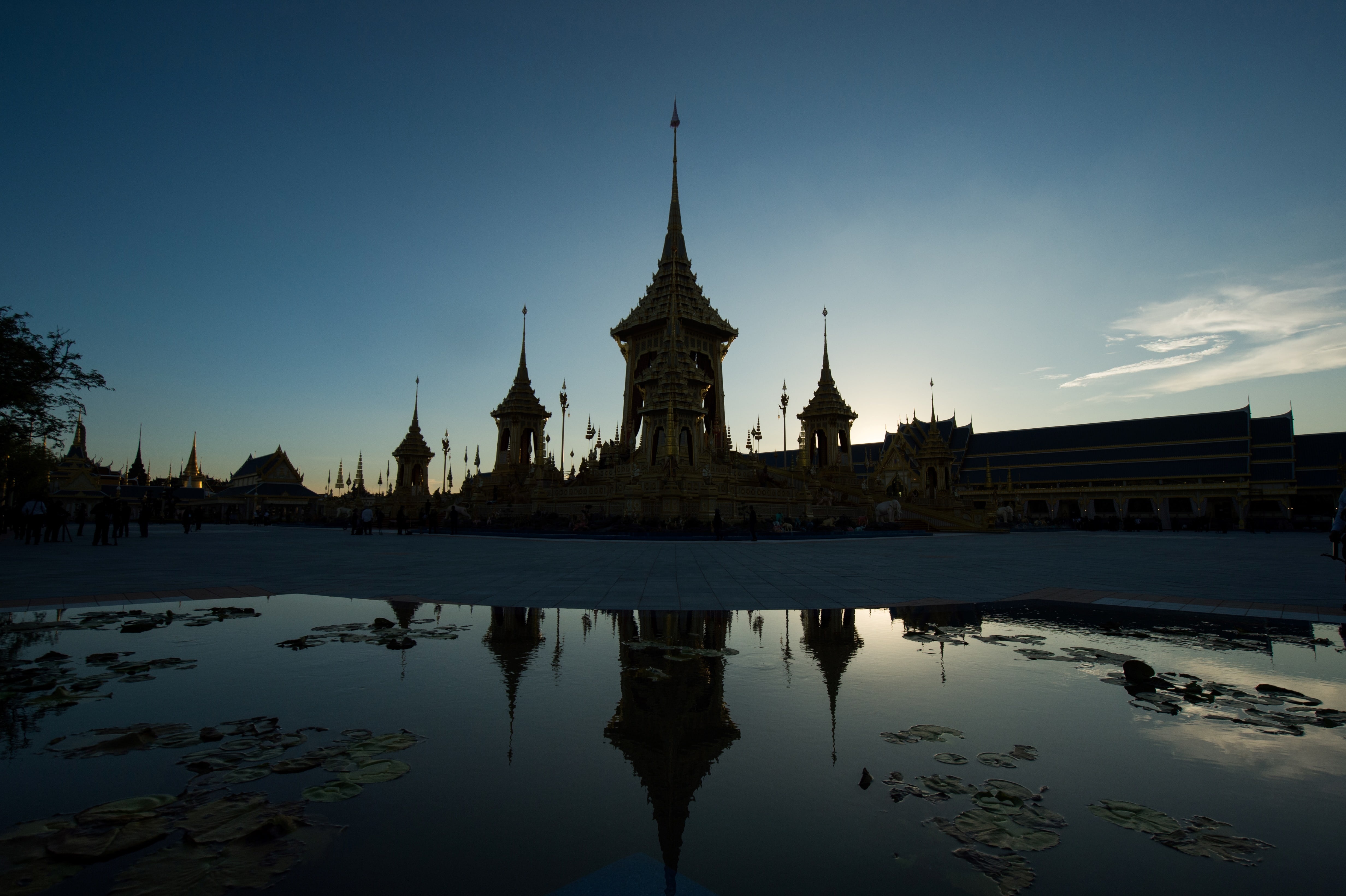 nguoi Thai theo doi tap duot tang le hoang gia anh 2