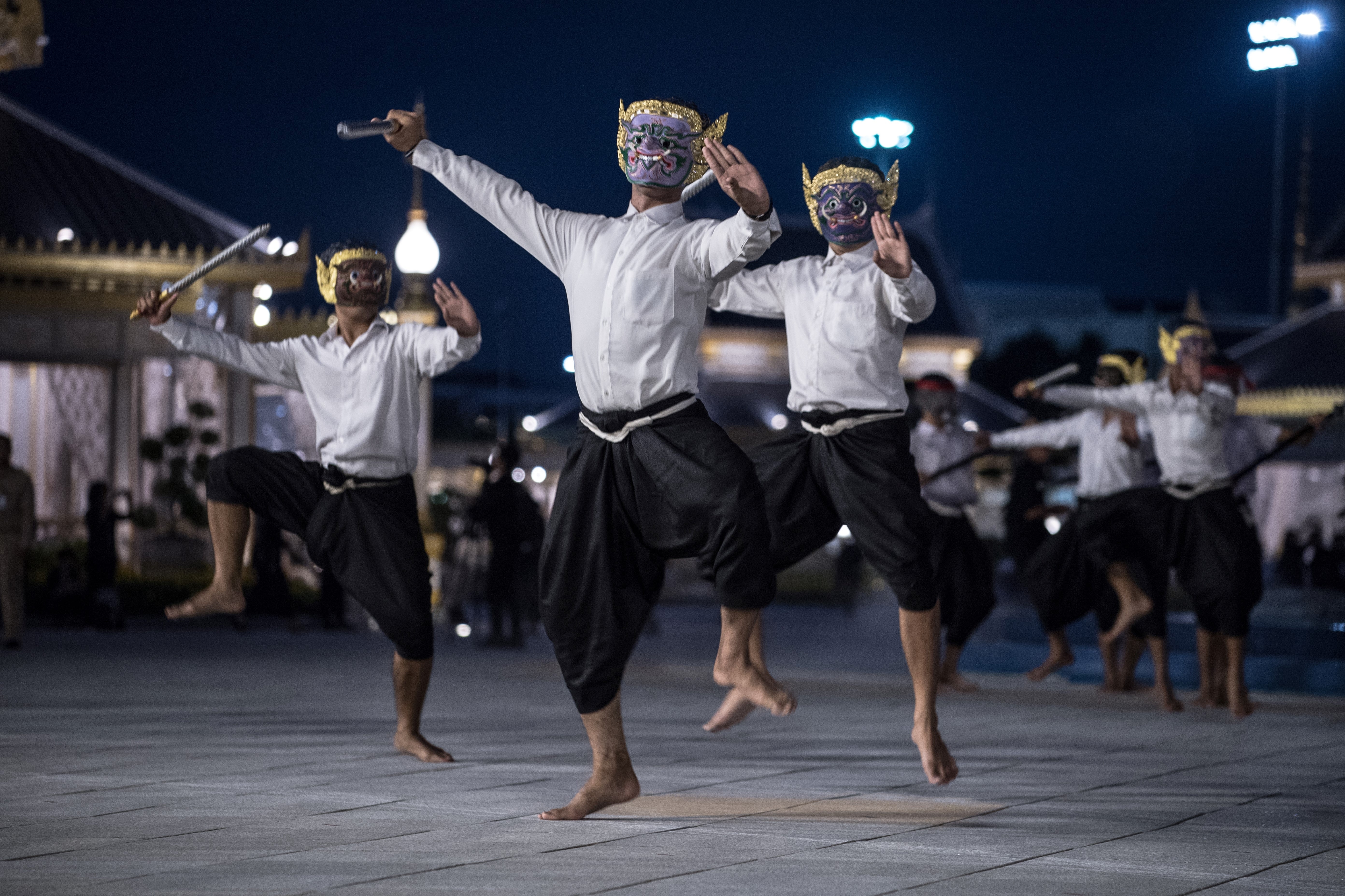 nguoi Thai theo doi tap duot tang le hoang gia anh 5