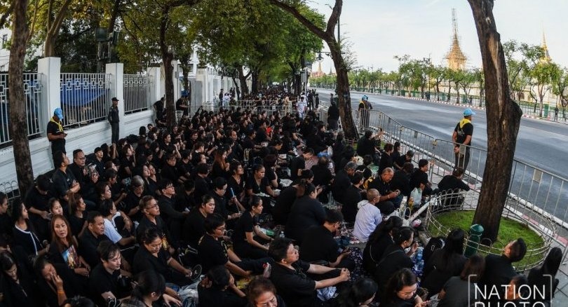 Nguoi Thai doi mua xem tap duot le hoa tang Vua Bhumibol hinh anh