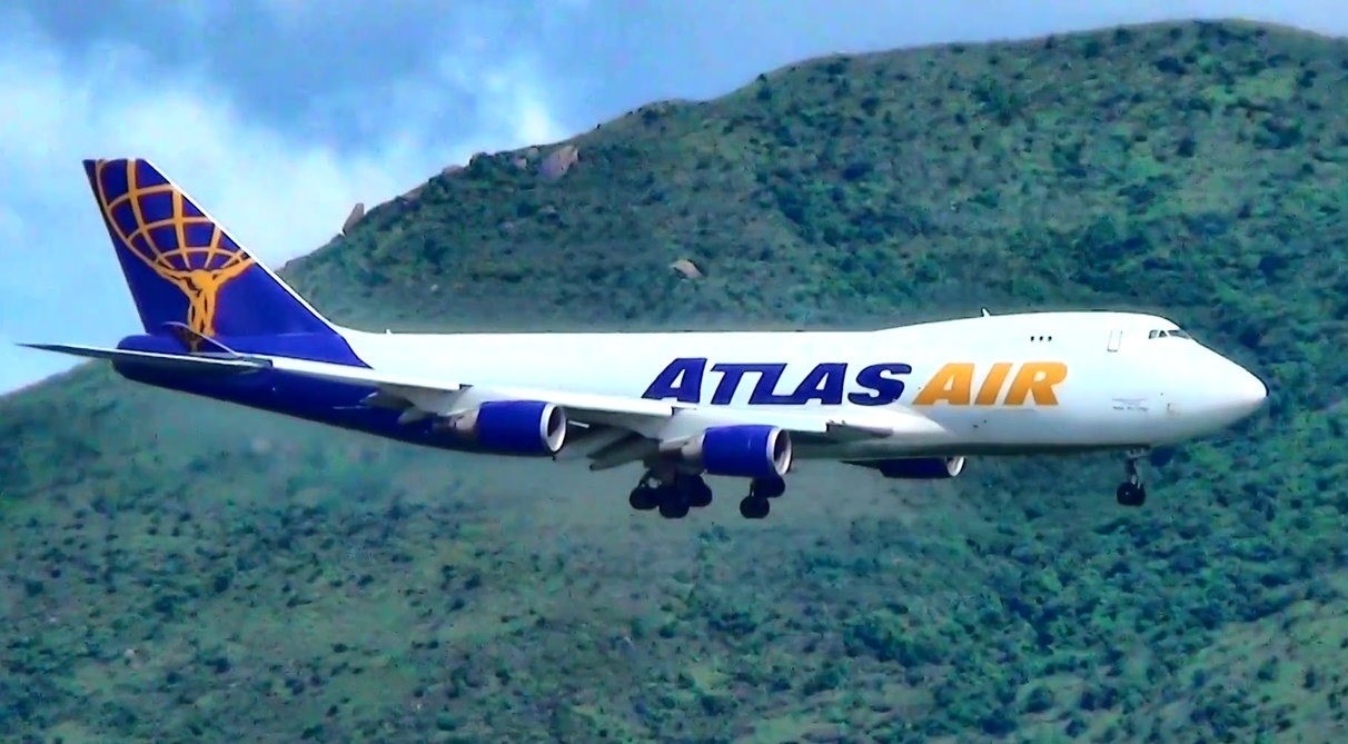 May bay My suyt dam vao nui o Hong Kong hinh anh