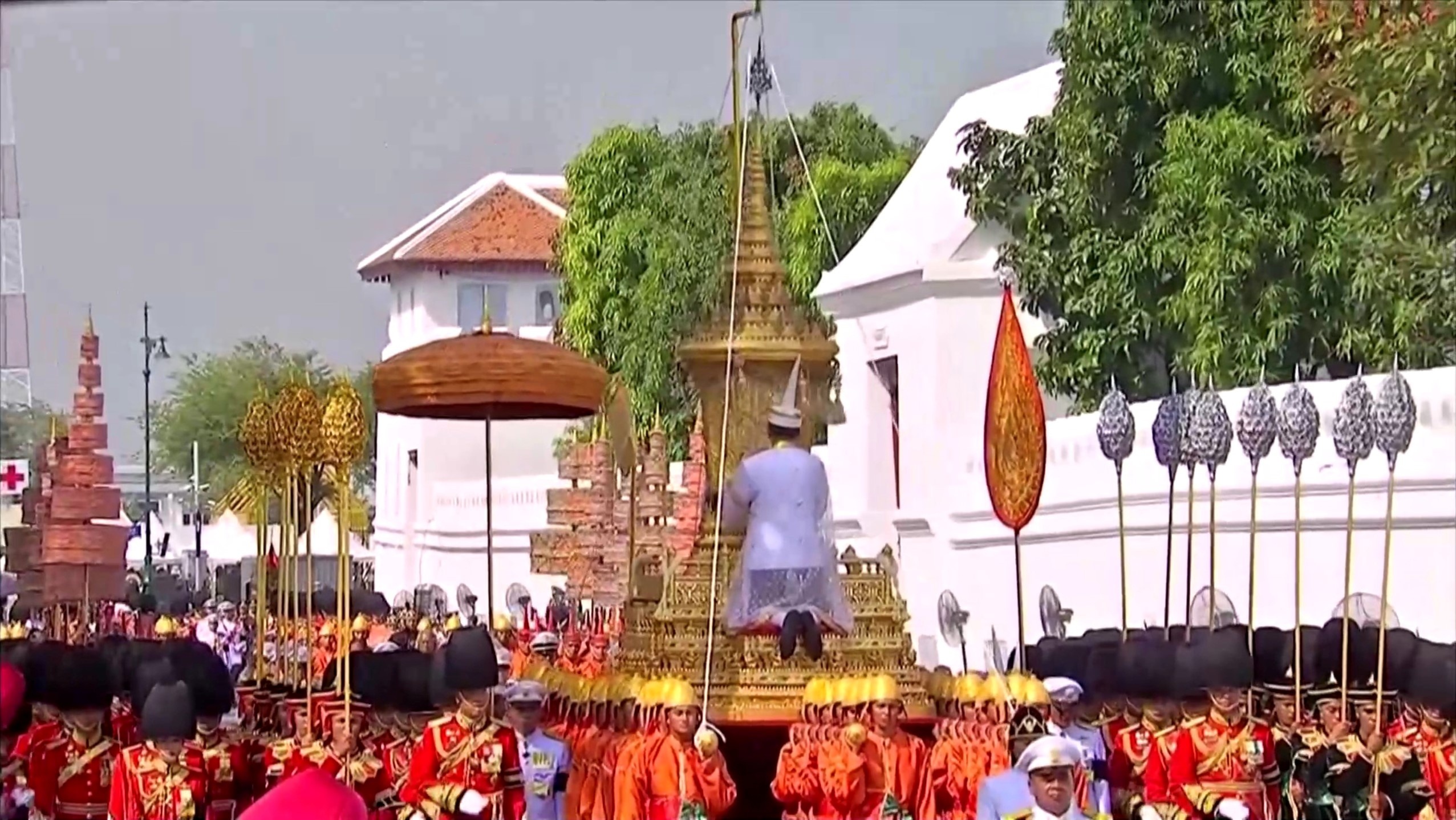 Hang tram nghin nguoi Thai tien biet vua Bhumibol hinh anh
