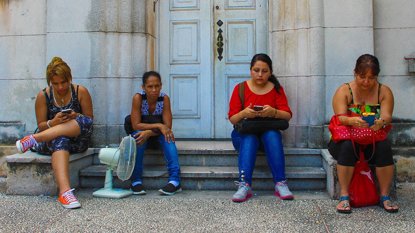 Chuyen dung Internet o Cuba hinh anh