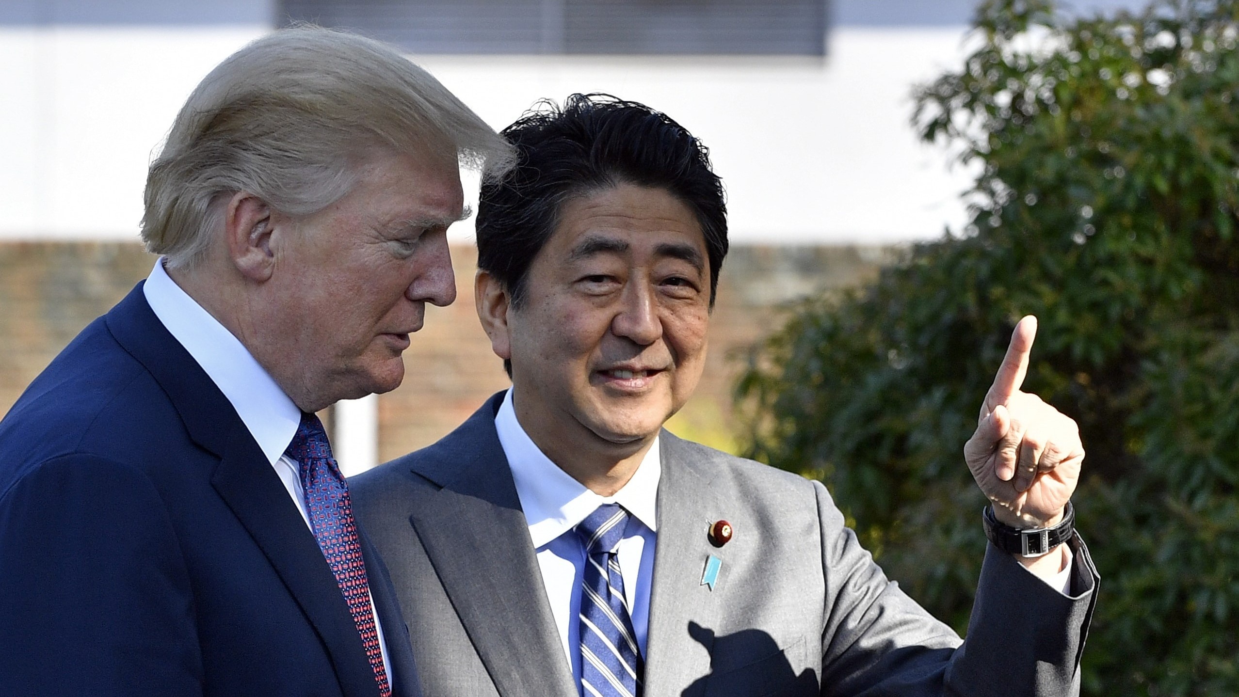 Ong Trump bat ngo tang qua cho ong Abe truoc khi choi golf hinh anh