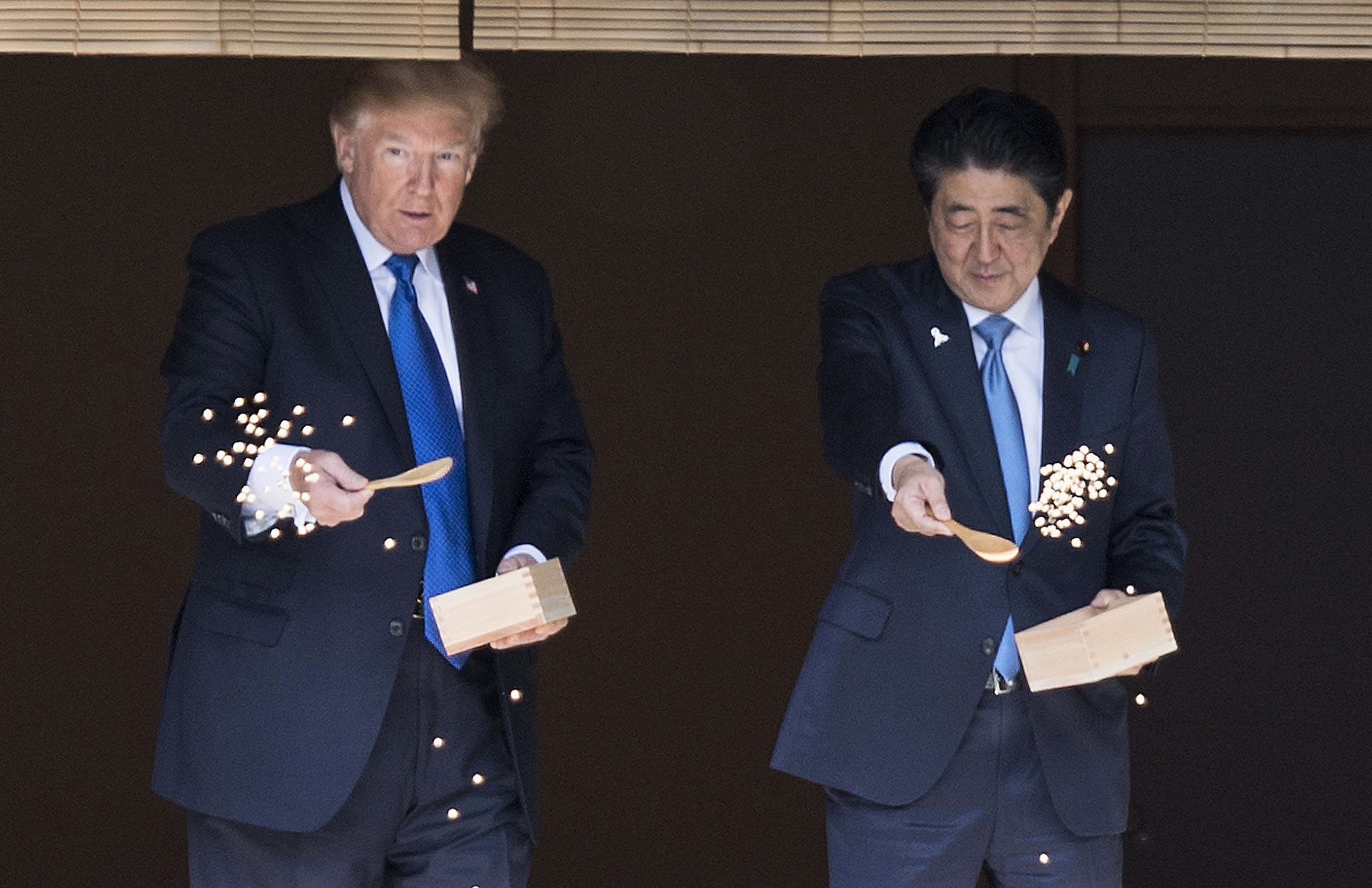 TT Trump gap Nhat hoang, cung Thu tuong Abe cho ca an hinh anh