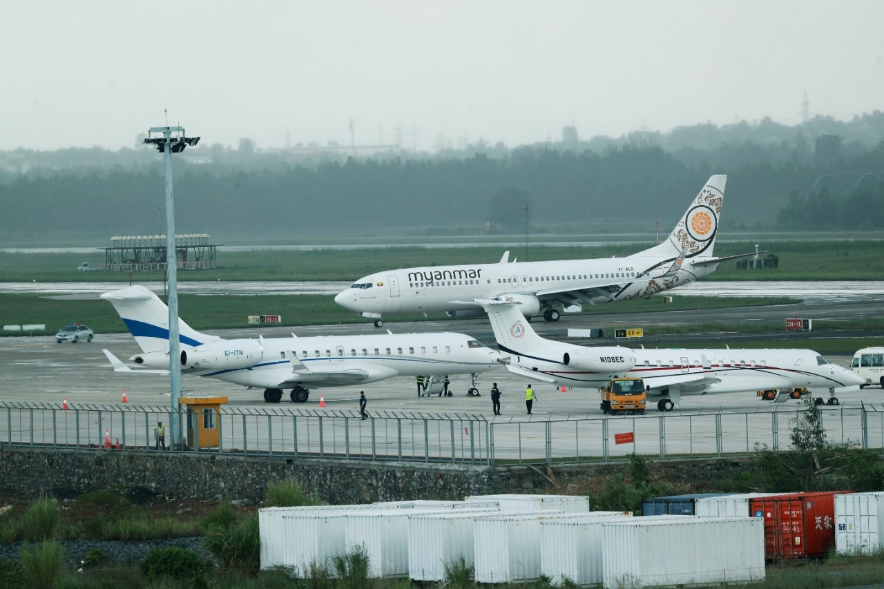 Tong thong Peru di may bay thuong mai anh 14