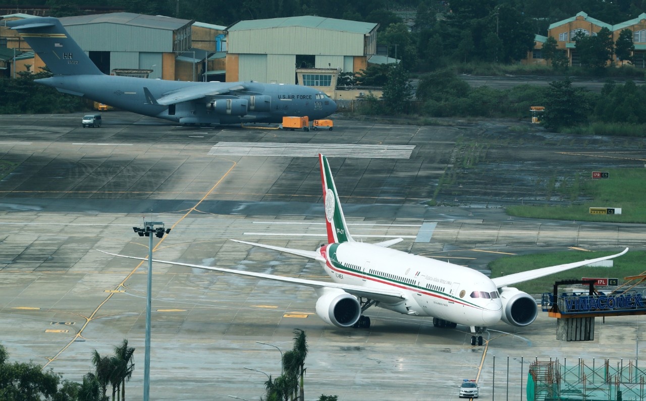 Tong thong Peru di may bay thuong mai anh 9