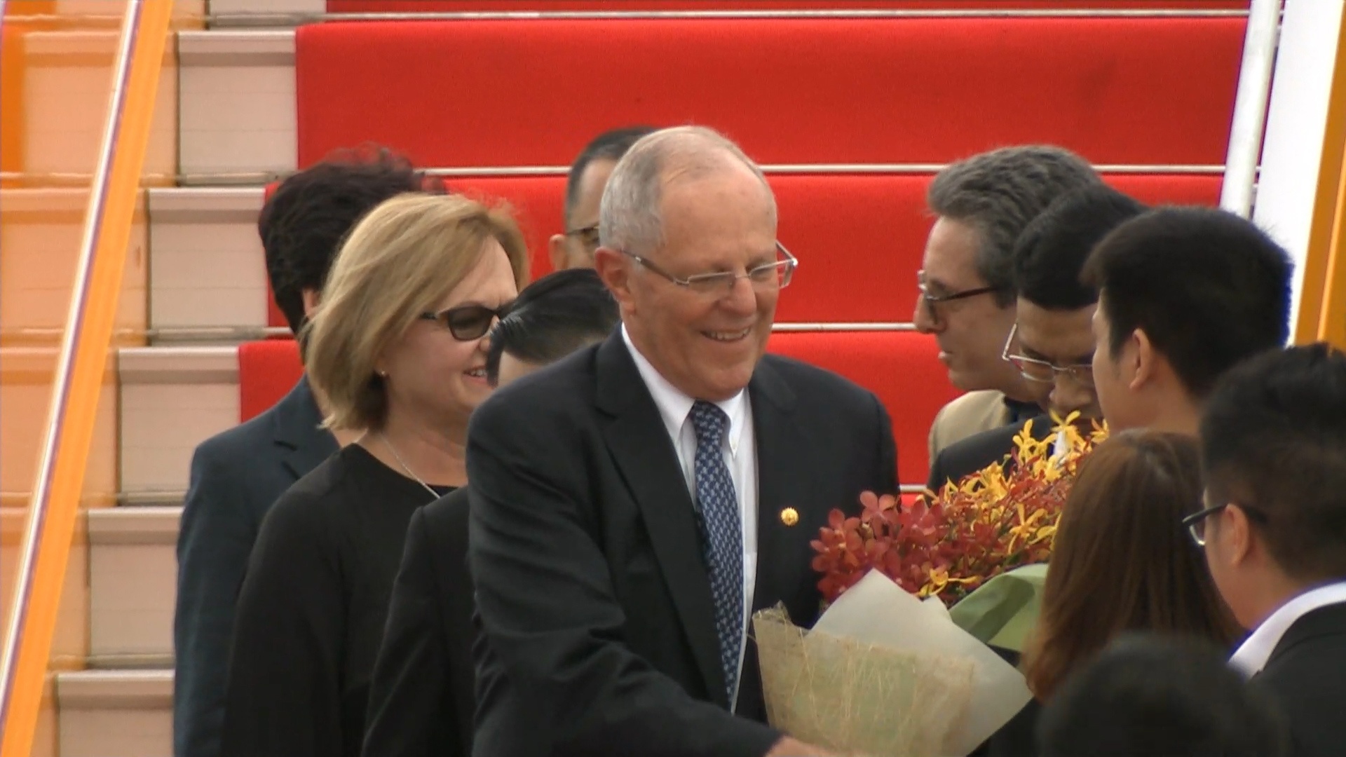 Tong thong Peru di may bay thuong mai anh 4